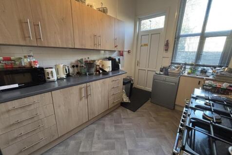 Well-equipped galley kitchen with plenty of ove...