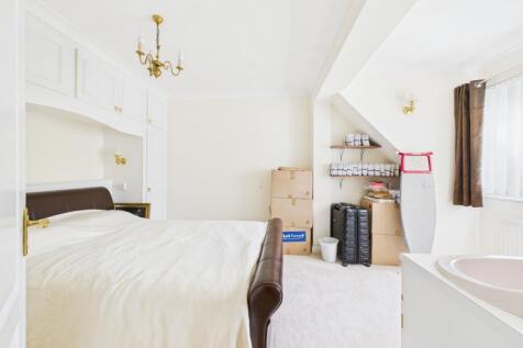 17. CAM04922G0-PR0010-STILL019