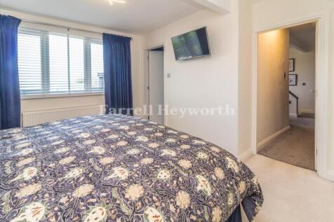 Bedroom 1 image 3