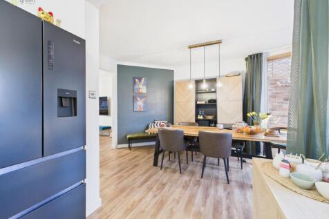 cam01698g0pr0138still020