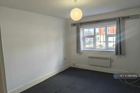 Modern 1 Bedroom Flat with Parking – Rednal, Rubery (B45 ) This stylishly refurbished 1-bedroom flat offers comfortable and modern living in a highly convenient location. Finished to a high stand... *