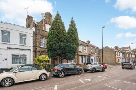 1 bed, 1 bath Flat in London - Photo 2