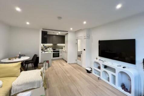 Modern one bedroom apartment with a private terrace in the prestigious Chelsea Creek development, offering luxury facilities, excellent transport links and vibrant Chelsea lifestyle.