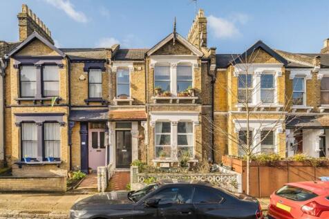 A stunning two double bedroom ground floor flat on Fernholme Road with a generous private south-west facing garden. Positioned at the front of the property are two spacious double bedrooms, both benef