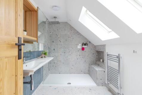 Principal Suite With Dressing Area And En-suite