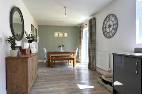 Spacious Dining Area 911