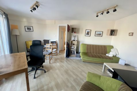 A simply presented one-bedroom apartment in gated Kempton Court, offering practical living space and excellent access to Whitechapel, the City and wider London transport links