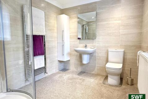 EN-SUITE SHOWER ROOM