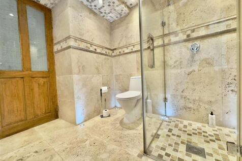 GROUND FLOOR SHOWER ROOM.jpeg