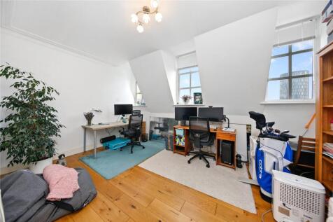 Available July "Imperial Hall" is a historical and characterful residential building in East London. It is home to professionals working in various industries such as the City, law firms, media, and I