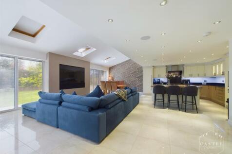 STUNNING OPEN PLAN LIVING KITCHEN