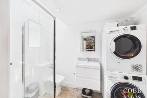 CAM02803G0-PR0220-STILL011 ensuite.jpg