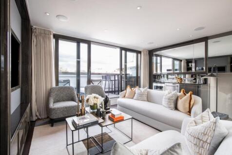 A stunning three bedroom duplex apartment positioned on the tops floor of this well maintained building in Kensington, with views over Hyde Park. Furnishings flexible.