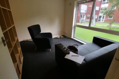 Ground floor studio apartment, fully furnished with secure off-road parking. Ideal for professionals as it is near hospitals, universities and Manchester city centre.