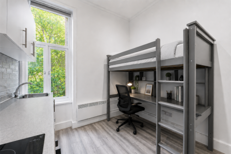 A self-contained studio flat newly refurbished with ensuite bathroom and a fully fitted kitchen. The property is excellently located a short walk from Earls Court providing local amenities and a range