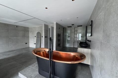 Located within the prestigious Royal Arch Apartments at The Mailbox, this exceptional duplex apartment offers luxury city-centre living at its finest. Finished to an outstanding specification througho