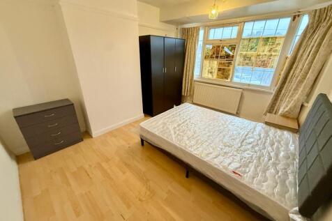 Recently Refurbished 4-bedroom House near Chadwel