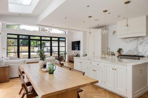Castle Avenue, E4