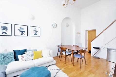 A fantastic split level one bedroom apartment, further benefiting from a separate study that can also be used as a guest bedroom. The property boasts impressive high ceilings and large windows, creati