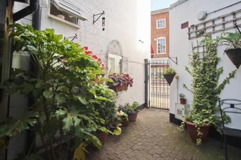 Parkgate present a beautiful two double bedroom apartment available right in the heart of Richmond. The property is finished to a high standard with wooden flooring throughout. With a light filled Wes