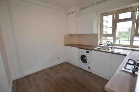 IDEAL FOR STUDENTS OR SHARERS. - A large four double bedroom, two bathroom flat located close to Parsons Green and Fulham Broadway. This recently refurbished property has four good sized double bedroo