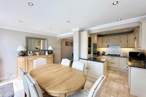 Kitchen / Dining Area