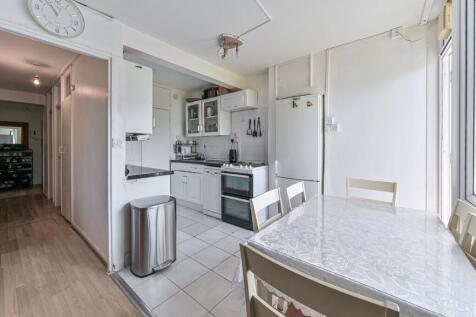 A spacious two double bedroom apartment offering a kitchen diner and a separate living area, private balcony, family bathroom and separate WC. Ideally located close to local amenities, excellent trans