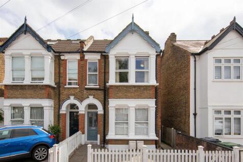 Malmesbury Road, E18
