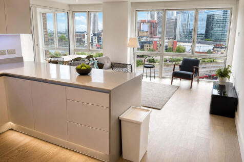 A stunning 8th Floor new build 2 bed, 2 bath apartment with enclosed garden terrace offering spectacular views of Canary Wharf.