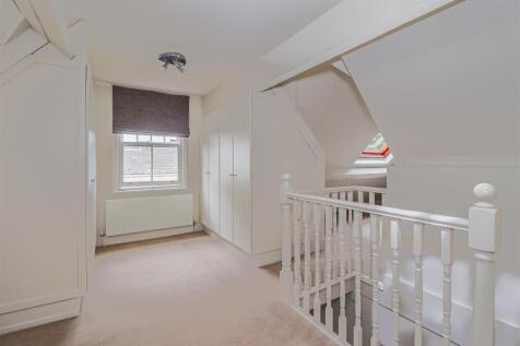 FIRST FLOOR LANDING/ DRESSING AREA