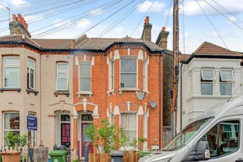A bright and spacious two double bedroom flat brand newly decorated and re-carpeted throughout. Modern kitchen with appliances inc: washing machine, built-in oven, hob and fridge. White bathroom suite