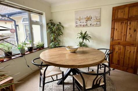 DINER OPEN TO LOUNGE.jpg