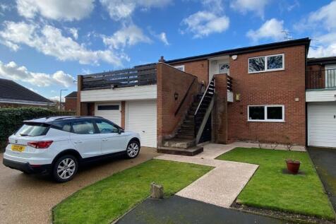 A superb, spacious 2 bed 1st floor apartment set in quiet cul-de-sac location. Large lounge/dinging room, fitted kitchen with appliances, bathroom with shower, separate WC and 2 double bedrooms. The p