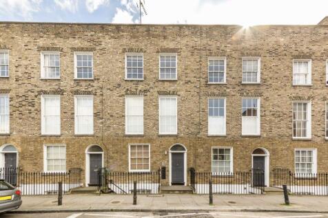 A top floor two bedroom, duplex, apartment with access to a large communal landscaped garden. With a large living area, separate kitchen and communal gardens.