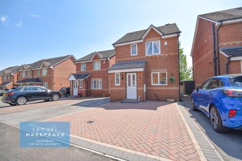 Three Bedroom Detached Property with Large Lounge