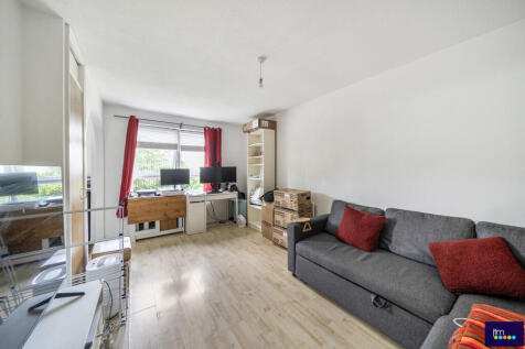 Situated within a well-maintained purpose-built development on a peaceful residential cul-de-sac, this bright and well-presented one-bedroom apartment. The accommodation comprises a spacious reception