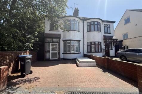 3-Bedroom House – Hertford Road, N9 Spacious 3-bedroom house located on Hertford Road, Edmonton. The property features a large living room, 1 shower room with toilet, and a private garden. Benefits al