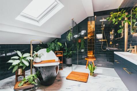 Master En-Suite Bathroom