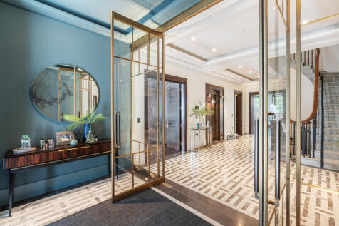 6 bed, 6 bath House in London - Photo 2