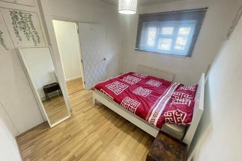Lovely spacious 3 bed flat within a purpose built block. The property comprise of 3 double bedrooms, separate cozy living room, separate fully fitted kitchen, 2 bathrooms and benefits from a secure en