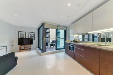 Modern, furnished studio suite set in this secure dockside development. The property features a fully fitted open plan stylish kitchen with integrated appliances, tiled flooring, floor to ceiling wind