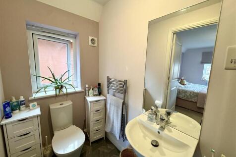 EN SUITE SHOWER ROOM