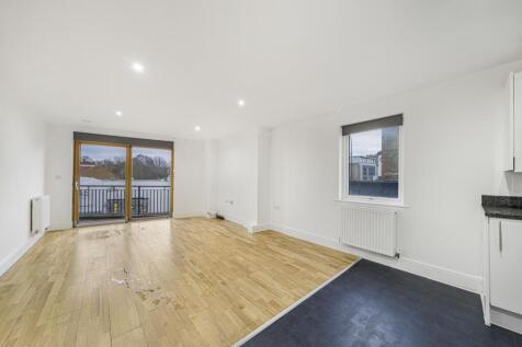 Modern 1-Bedroom Apartment with Private Balcony – £1,500 PCMA bright and modern one-bedroom apartment in the sought-after Zinc Building, SE13. The property offers a spacious open-plan living area, a g