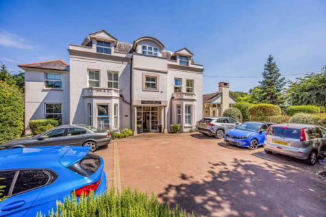 Ground Floor Flat in a Beautiful Period Building