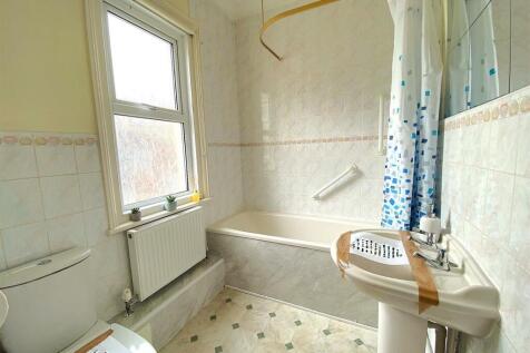 Flat 2, 31 Albany Rd- Bathroom.jpg