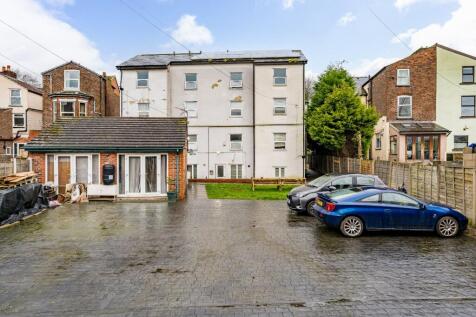 33 bed, 15 bath Detached in Manchester - Photo 2
