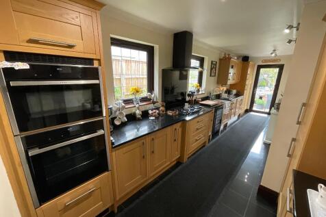 KITCHEN 23'9 x 8'5 > 6'7