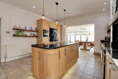Smart kitchen with breakfast island