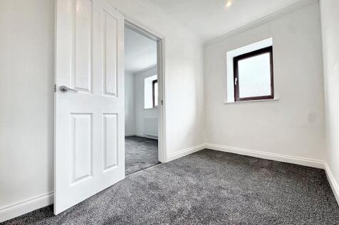 Walk-in wardrobe/study