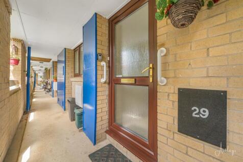 Communal walkway/balcony